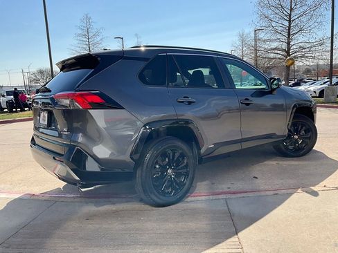 Used 2022 Toyota RAV4 SE w/ Convenience Package image 6