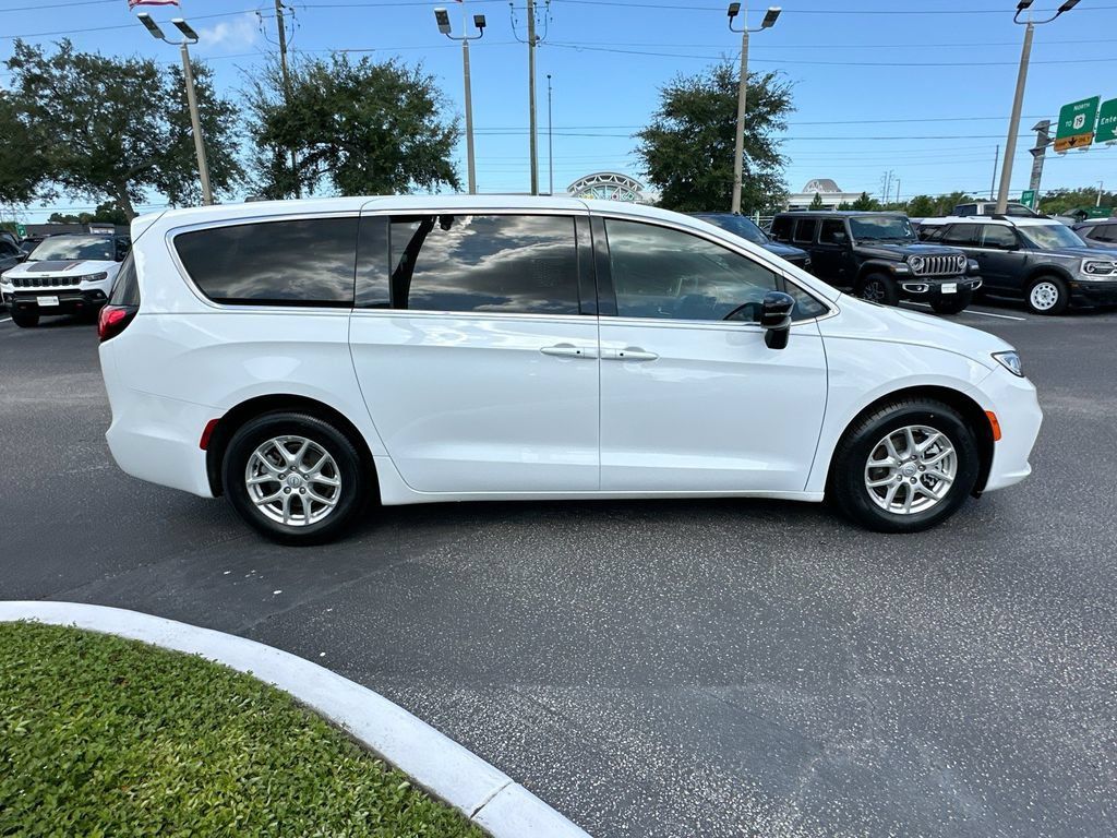 Used 2025 Chrysler Pacifica Select FWD image 4