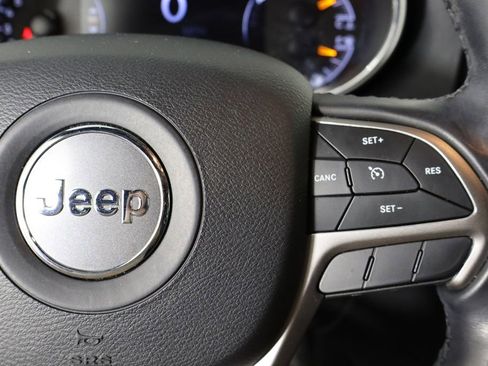 Used 2020 Jeep Grand Cherokee Laredo w/ Laredo X Package RWD image 10