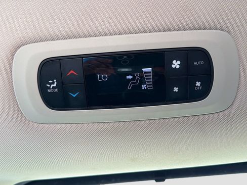 Used 2023 Chrysler Pacifica Touring-L FWD image 25