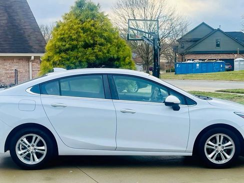 Used 2018 Chevrolet Cruze LT w/ Convenience Package image 2