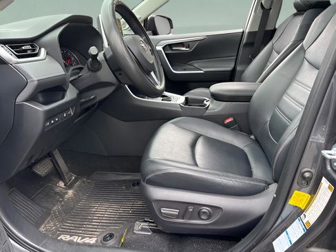 Used 2020 Toyota RAV4 XLE Premium image 9