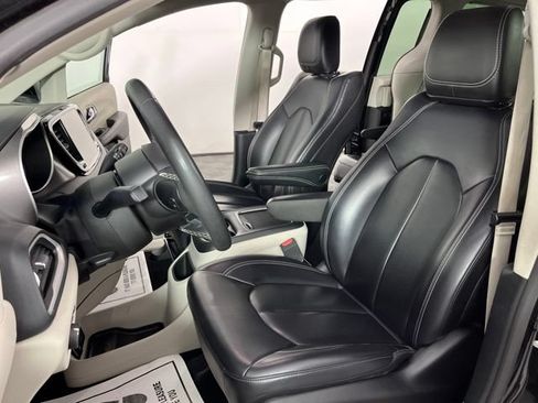 Used 2023 Chrysler Pacifica Touring-L FWD image 19