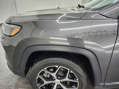 Used 2024 Jeep Compass Latitude image 31