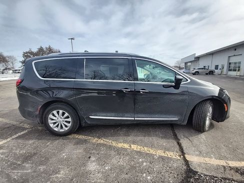 Used 2019 Chrysler Pacifica Touring-L image 5