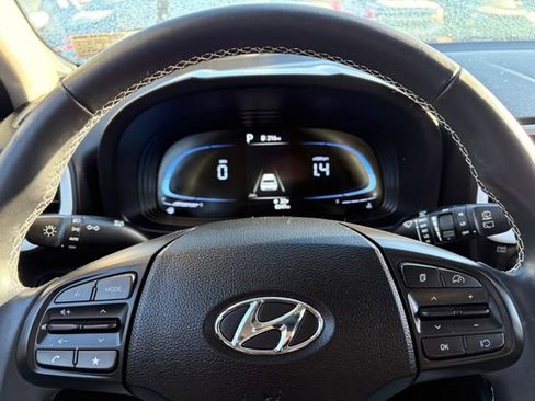 Used 2023 Hyundai Venue Limited image 21