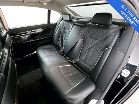 Used 2022 BMW 750i xDrive w/ Executive Package image 35