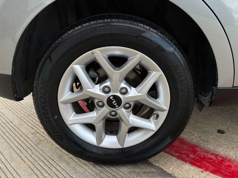 Used 2025 Kia Soul LX w/ LX Technology Package FWD image 9