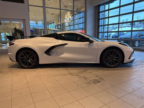 Used 2025 Chevrolet Corvette Stingray Premium Conv w/ Z51 Performance Package image 2