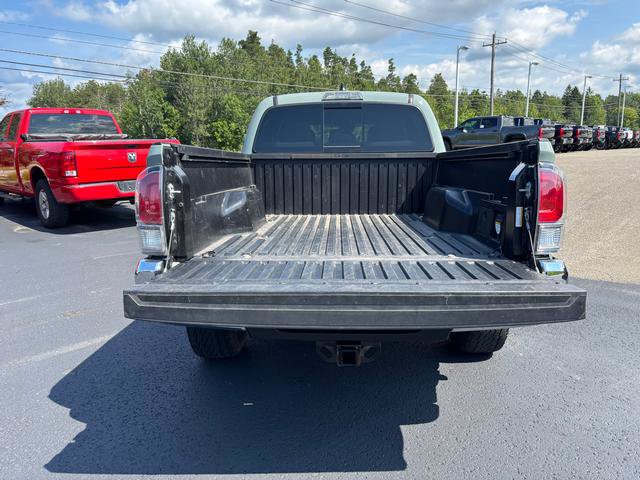 Used 2022 Toyota Tacoma TRD Off-Road AWD/4WD image 5