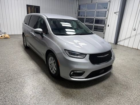 Used 2023 Chrysler Pacifica Touring-L FWD image 26