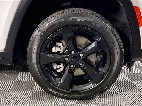 Used 2023 Jeep Grand Cherokee L Laredo image 11