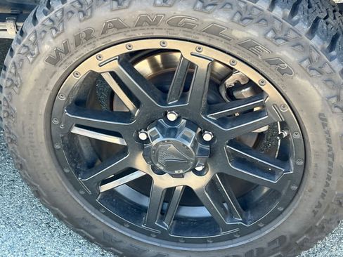 Used 2020 Toyota Tundra SR5 w/ SR5 Upgrade Package image 22