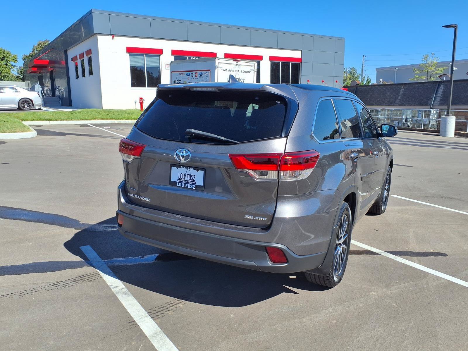 Used 2018 Toyota Highlander SE AWD/4WD image 4