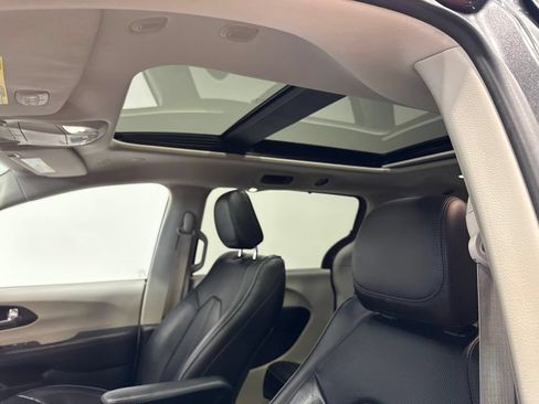 Used 2020 Chrysler Pacifica Limited FWD image 26