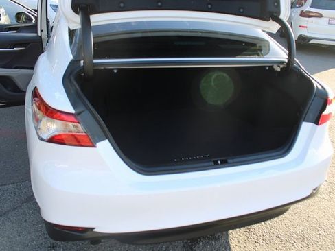 Used 2019 Toyota Camry LE image 18