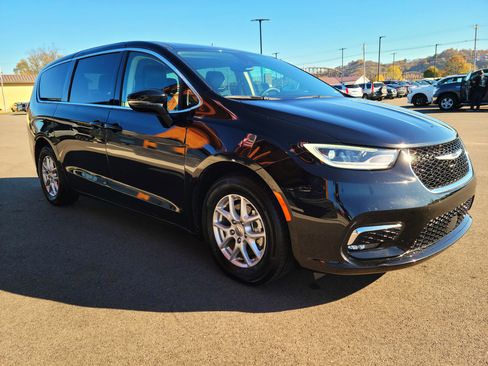 Used 2024 Chrysler Pacifica Touring-L image 3