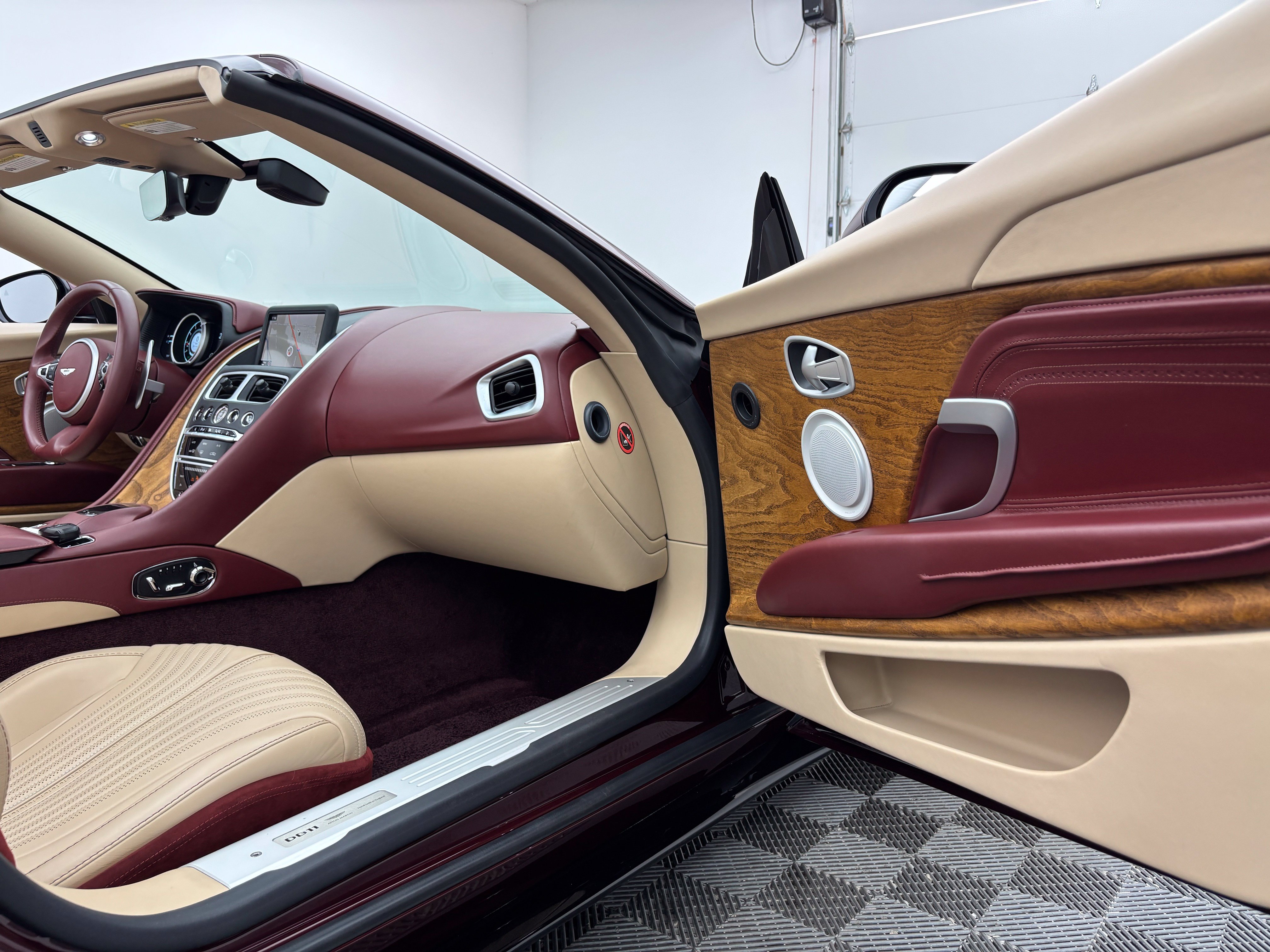 Used 2019 Aston Martin DB11 Volante RWD image 48