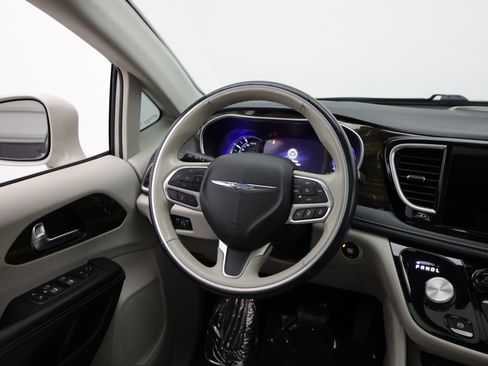 Used 2021 Chrysler Pacifica Limited w/ Uconnect Theater Family Group FWD image 32