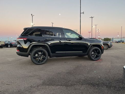 New 2025 Jeep Grand Cherokee Limited w/ Black Appearance Package image 8