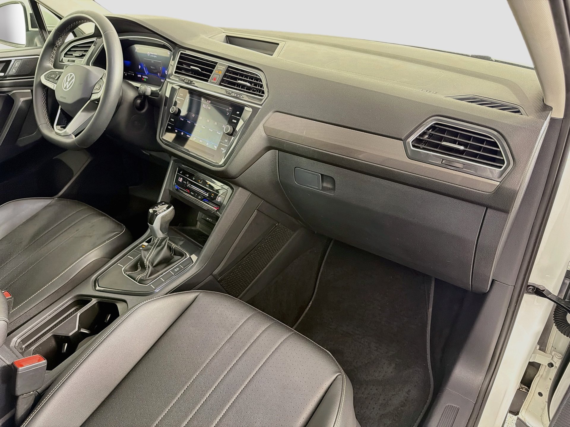 Certified 2023 Volkswagen Tiguan SE FWD image 28