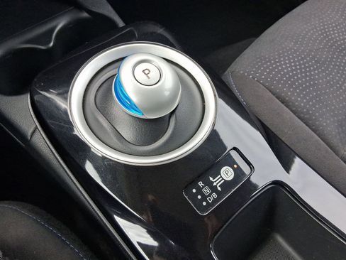 Used 2015 Nissan Leaf SV image 16