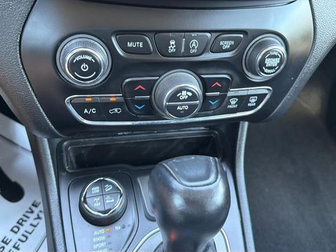 Used 2022 Jeep Cherokee Trailhawk w/ Comfort/Convenience Group AWD/4WD image 9