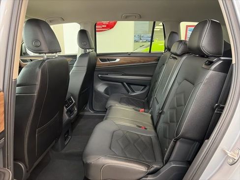 Used 2025 Volkswagen Atlas SE image 11