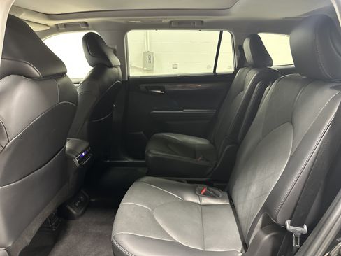 Used 2022 Toyota Highlander Platinum AWD/4WD image 31