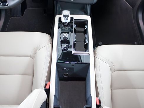 New 2026 Volvo XC90 B5 Core w/ Protection Package Premier image 25