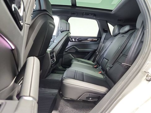 Used 2023 Porsche Cayenne AWD/4WD image 11