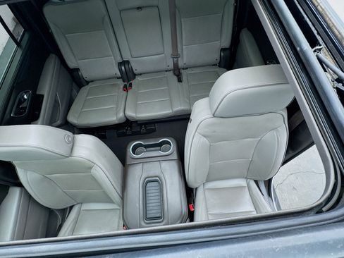 Used 2023 GMC Yukon XL SLT w/ SLT Premium Package image 14