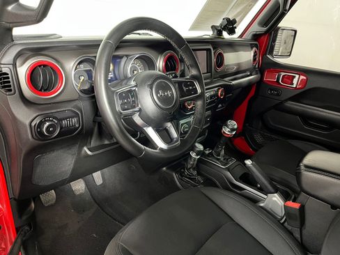 Used 2018 Jeep Wrangler Unlimited Sahara image 3