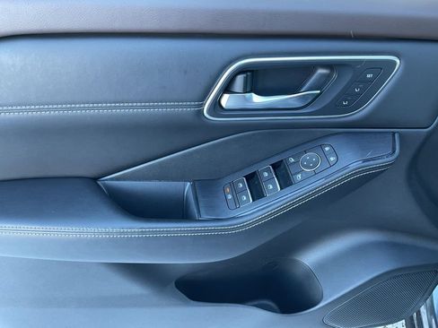 Used 2022 Nissan Rogue Platinum w/ Head-Up Display Package image 11