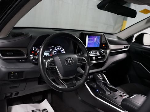 Certified 2024 Toyota Highlander LE FWD image 11