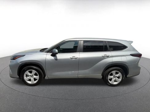 Used 2025 Toyota Highlander LE FWD image 8