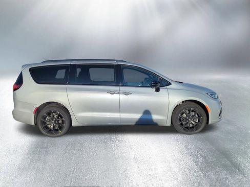 New 2026 Chrysler Pacifica Limited w/ S Appearance Package AWD/4WD image 5