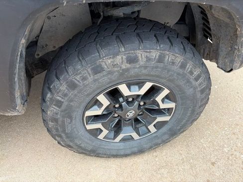 Used 2022 Toyota Tacoma TRD Off-Road w/ TRD Premium Off Road Package AWD/4WD image 25