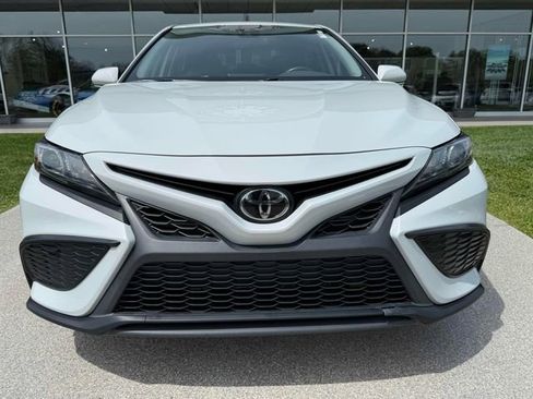 Used 2023 Toyota Camry SE image 3