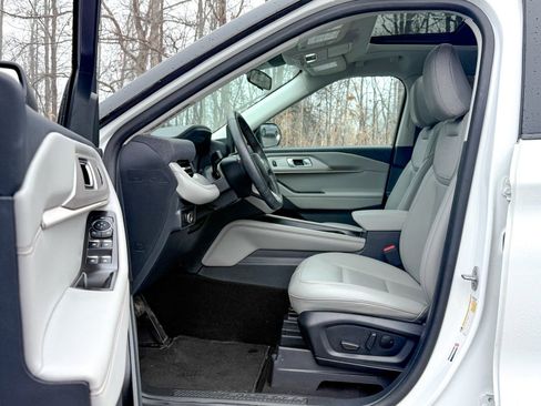 Certified 2025 Ford Explorer Active w/ Active Comfort Package image 18