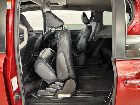 Used 2018 Toyota Sienna SE Premium image 27