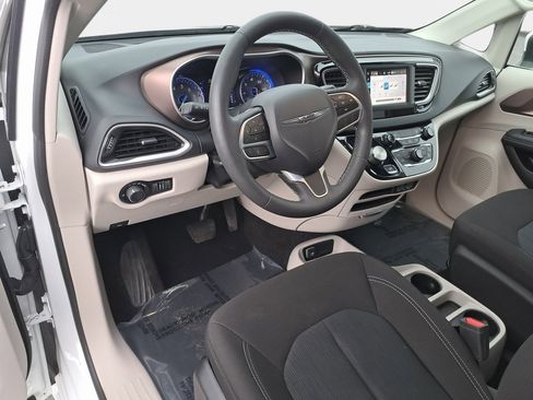 Used 2023 Chrysler Voyager LX image 17