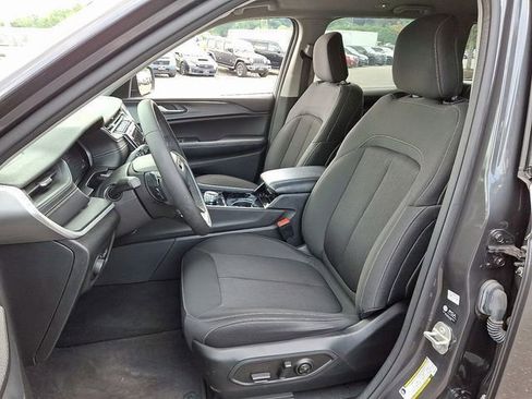 Used 2023 Jeep Grand Cherokee Laredo image 26