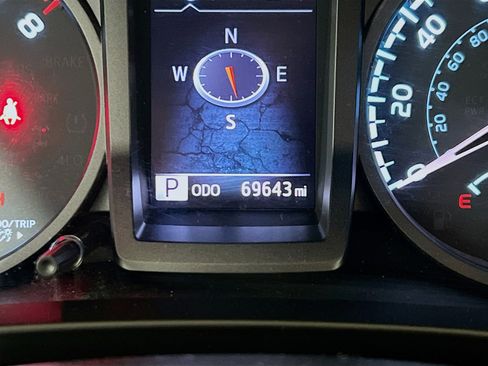 Used 2018 Toyota Tacoma TRD Off-Road image 8