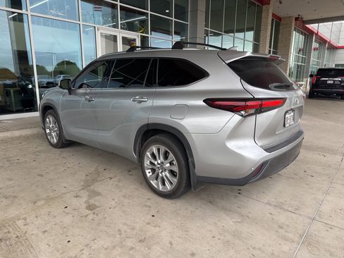 Used 2024 Toyota Highlander Limited AWD/4WD image 5