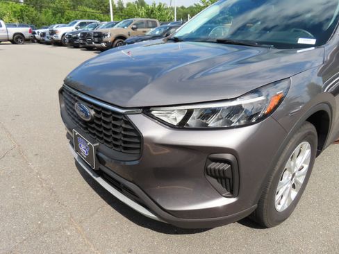 Used 2023 Ford Escape Active w/ Tech Pack #1 AWD/4WD image 9