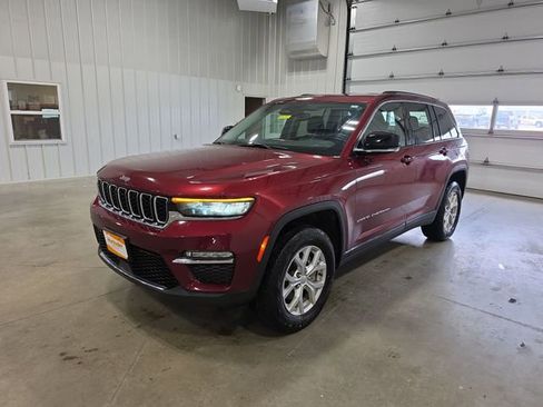 Used 2023 Jeep Grand Cherokee Limited AWD/4WD image 4