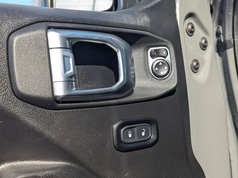 Used 2023 Jeep Gladiator Rubicon w/ Cold Weather Group AWD/4WD image 17