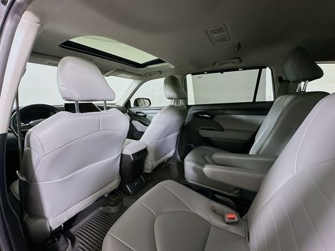 Used 2023 Toyota Highlander XLE image 13