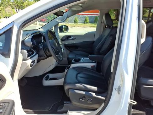 Used 2024 Chrysler Pacifica Limited FWD image 4